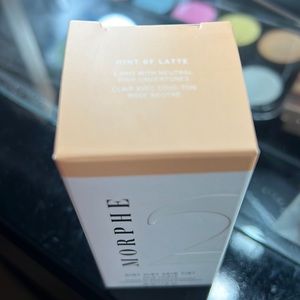 Hint of Latte / Light with neutral pink undertones